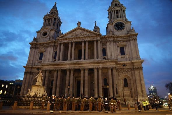 La emblemática catedral de San Pablo, en el centro de Londres, albergará este funeral ceremonial que, salvo el nombre y el vuelo rasante de aviones de la Royal Air Force (RAF) que la difunta no quería, tendrá todas las características de uno de Estado como el que honró a Winston Churchill en 1965.