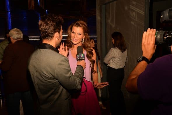 "Voltea Pa' Que Te Enamores" comenzó las grabaciones con el tradicional claquetazo. Esta nueva telenovela contará con las actuaciones de Pedro Moreno, María Elena Dávila, Cristina Bernal, Frances Ondiviela, Cecilia Gabriel, Harry Geithner, Fernando Carrera, Roberto Matheus, Victor Cámara, Lupita Ferrer, Eduardo Serrano, William Valdez, Nastasha Dominguez, Maite Embil, Adrian Di Monti, Mariet Rodriguez, Mijail Mulkay, Ariel López Padilla, Mauricio Mejías, y Alfredo Huereca.