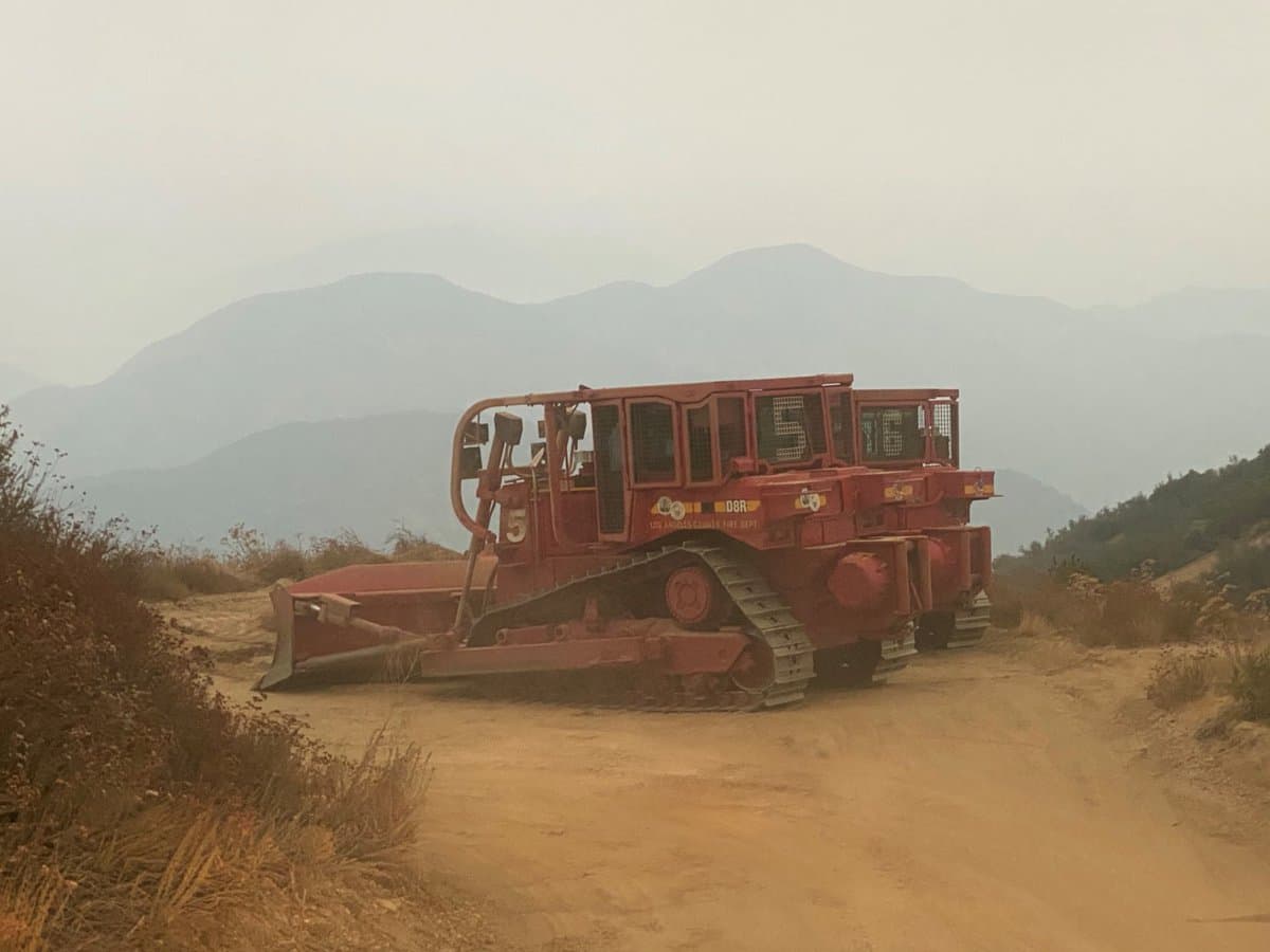 Si bien la primera semana de septiembre, la ola de calor y la poca humedad fueron los propulsores del incendio, su propagación se debe en gran parte a las dificultades topográficas del área y los recursos limitados de los bomberos que trabajan para sofocar las llamas.