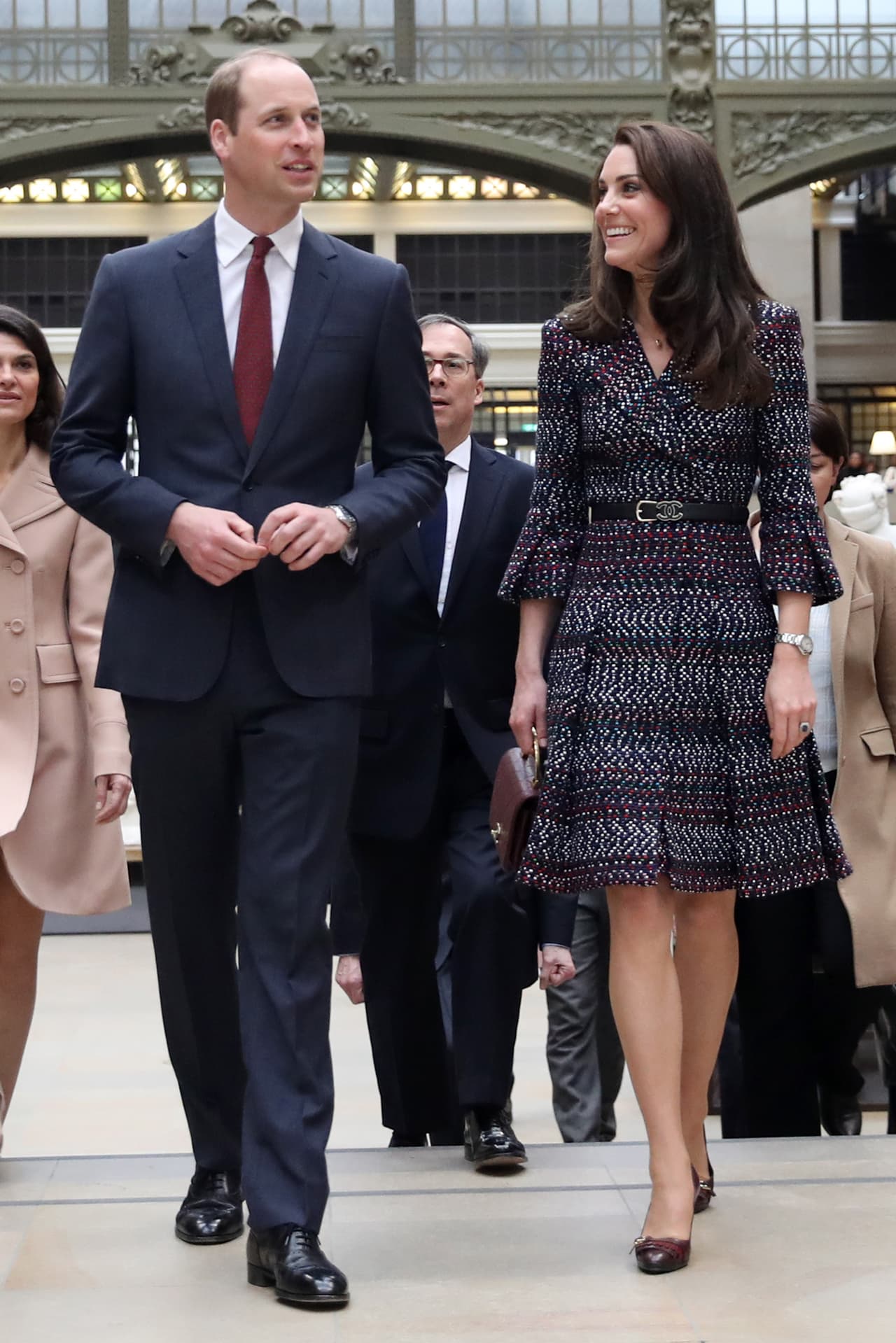 Para estos eventos, Kate Middleton portó un elegante vestido de la casa Chanel y zapatos color vino.