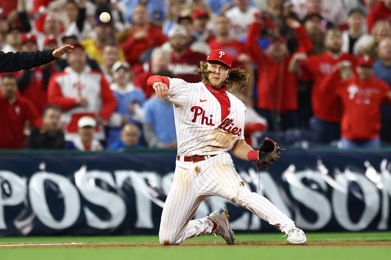 Alec Bohm lanza a la primera base en la segunda entrada.