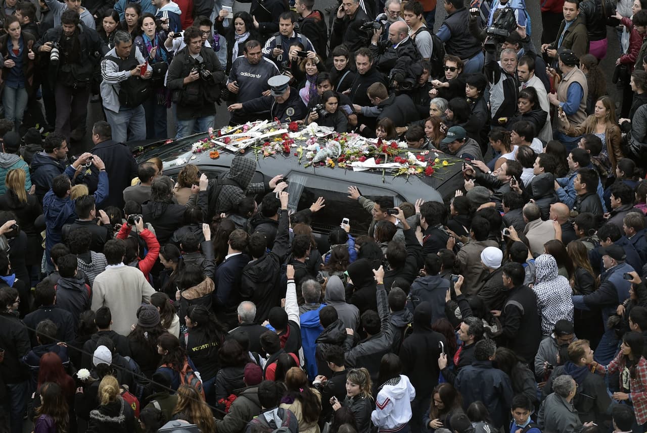Cientos de miles de seguidores despidieron al líder de Soda Estereo en las calles de la capital de Argentina, Buenos Aires.