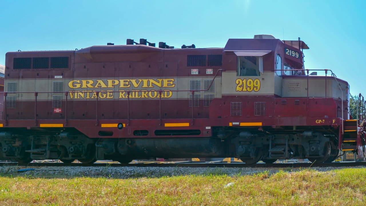 <b>Siente la magia de la Navidad a bordo del Expreso del Polo Norte.</b> Cada noviembre y diciembre, los visitantes se embarcan en un viaje festivo con
<b> canciones navideñas tradicionales, personajes festivos, y la oportunidad de tomar fotos e interactuar con Papá Noel</b>. Sorpresas especiales y entretenimiento para toda la familia hacen del Expreso del Polo Norte una experiencia imperdible de la temporada. Actualmente, 
<b>hay una lista de espera para boletos. <a href="https://www.grapevinetexasusa.com/christmas-capital-of-texas/north-pole-express/north-pole-express-waitlist/?guid=813645da-09e4-4a69-8e6d-47f3f7999c1e&preview=true" target="_blank">Puedes hacer clic aquí para registrarte</a></b>.