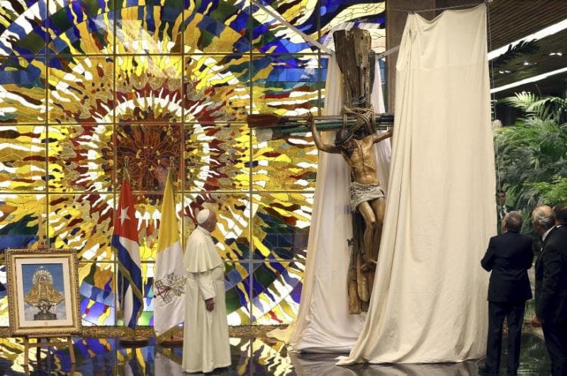 Papa dona el crucifijo que le regaló Raúl Castro