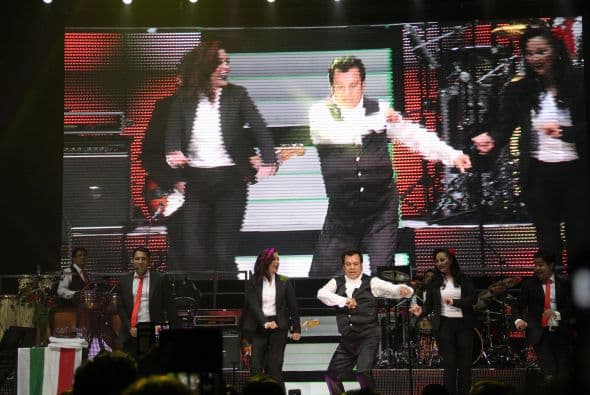 El Divo de Juárez, Juan Gabriel, hizo retumbar Phoenix con su música, su voz y sus bailes, enloqueciendo a miles de fans que llenaron el US Airways Center. Con un "¡Viva México!", Juanga arrancó su gira de conciertos del tour "Volver" ante un auditorio repleto que respondió con la misma pasión. Este ícono mexicano deleitó al público con sus grandes éxitos como "Querida", "El Noa Noa", "Inocente pobre amigo," y "Amor Eterno" entre muchos otros. El cantante se entregó por entero a sus seguidores, quienes cantaron, bailaron, lloraron y hasta aprovecharon para tomarse una selfie en un espectáculo que fue divertido y emotivo a la vez.