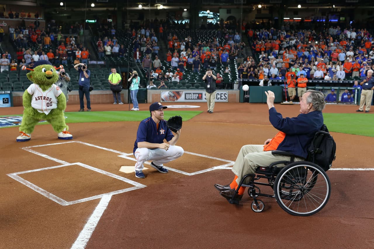 Bush y su esposa eran aficionados al baseball y eran famosos por su amor a los Astros de Houston. 
<b>Aquí, en el campo de juego con unas medias naranjas, en honor al color del equipo</b>. “Los Astros de Houston tuvieron el privilegio de recibir al presidente y su esposa Barbara en los juegos durante muchos años. El Juego 5 de la Serie Mundial del año pasado se considera el juego más memorable y dramático de la historia de los Astros. Lo que lo hizo aún más especial fue que el presidente y su hijo, el presidente George W. Bush, estaban en el campo participando en la ceremonia de lanzamiento", 
<b><a href="https://medium.com/@astros/houston-astros-owner-and-chairman-jim-crane-released-the-following-statement-today-on-the-passing-870851d76556?sf95770467=1" target="_blank">dijo</a></b> el presidente del equipo, Jim Crane, tras la muerte del presidente.