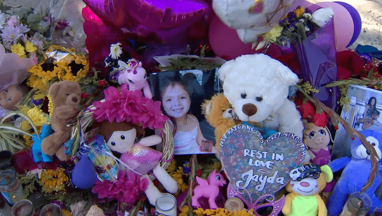<a href="https://www.univision.com/local/los-angeles-kmex/jayda-sachez-muerte-robert-sanchez-robbie-heridos-caso-hit-and-run-los-angeles">Jayda Sánchez </a>de 4 años, su hermanito Robbie y su padre viajaban de regreso a casa desde el parque cercano a las intersecciones de las avenidas Normandie y Vermont en Harbort City, cuando un giro ilegal de otro conductor convirtió un paseo en una tragedia, catalogado por las autoridades como un caso de 
<a href="https://www.univision.com/temas/hit-and-run">Hit and Run. </a>