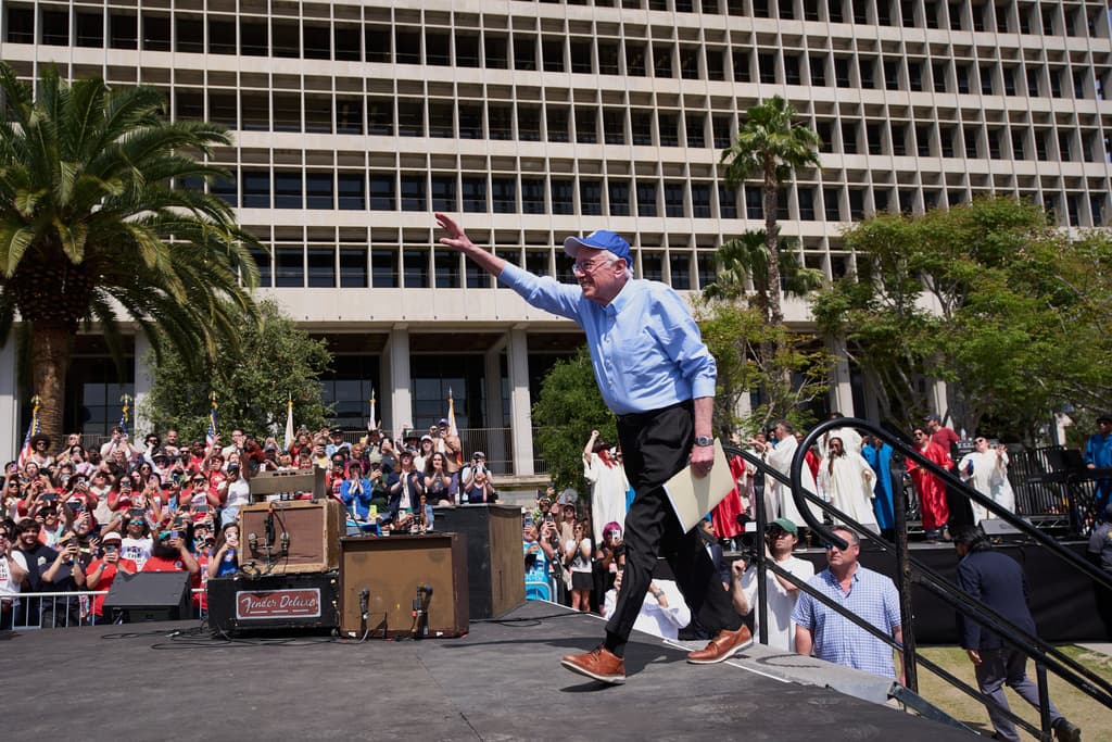 "Rendirse y esconderse bajo las sábanas no es aceptable. Hay demasiado en juego”, insistió Sanders, congresista por Vermont.