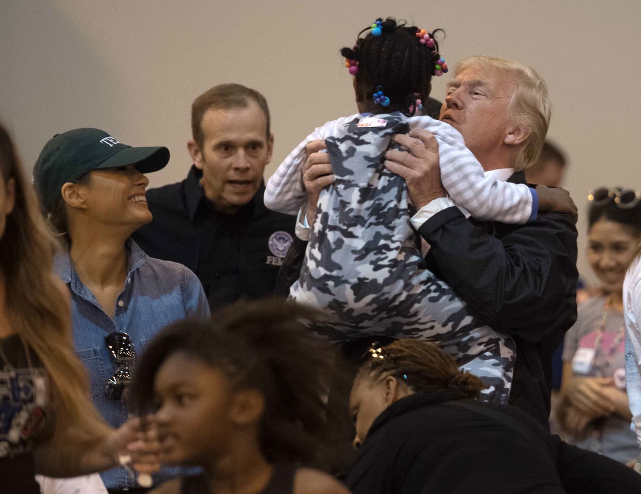 El presidente se mostró especialmente cariñoso con esta pequeña. El martes pasado, Twitter compartió de manera viral varias fotos de otros presidentes abrazando a las víctimas de tragedias como Sandy o Katrina para criticar la actitud que mantuvo Trump con los afectados de Texas en su primera visita.
<br>