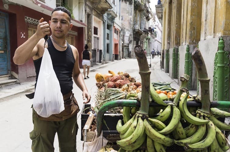 Game Over o el extenuante juego de los carretilleros en La Habana