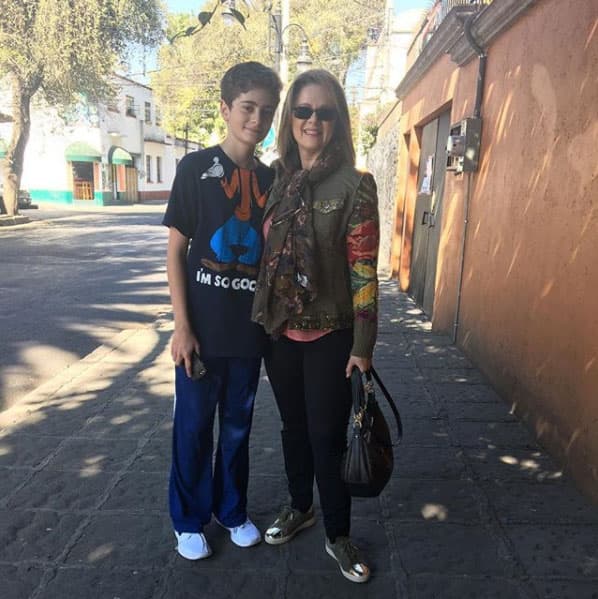 <a href="https://www.univision.com/entretenimiento/celebridades/asi-ha-crecido-el-primogenito-de-erika-buenfil-a-quien-tuvo-con-el-hijo-de-uno-de-los-expresidentes-de-mexico-fotos">Nicolás</a> es el nombre de su único hijo, quien ya tiene 13 años y podría seguir sus pasos de en la actuación, pues debutó en la telenovela 'La Gata' en 2014.
<br>
