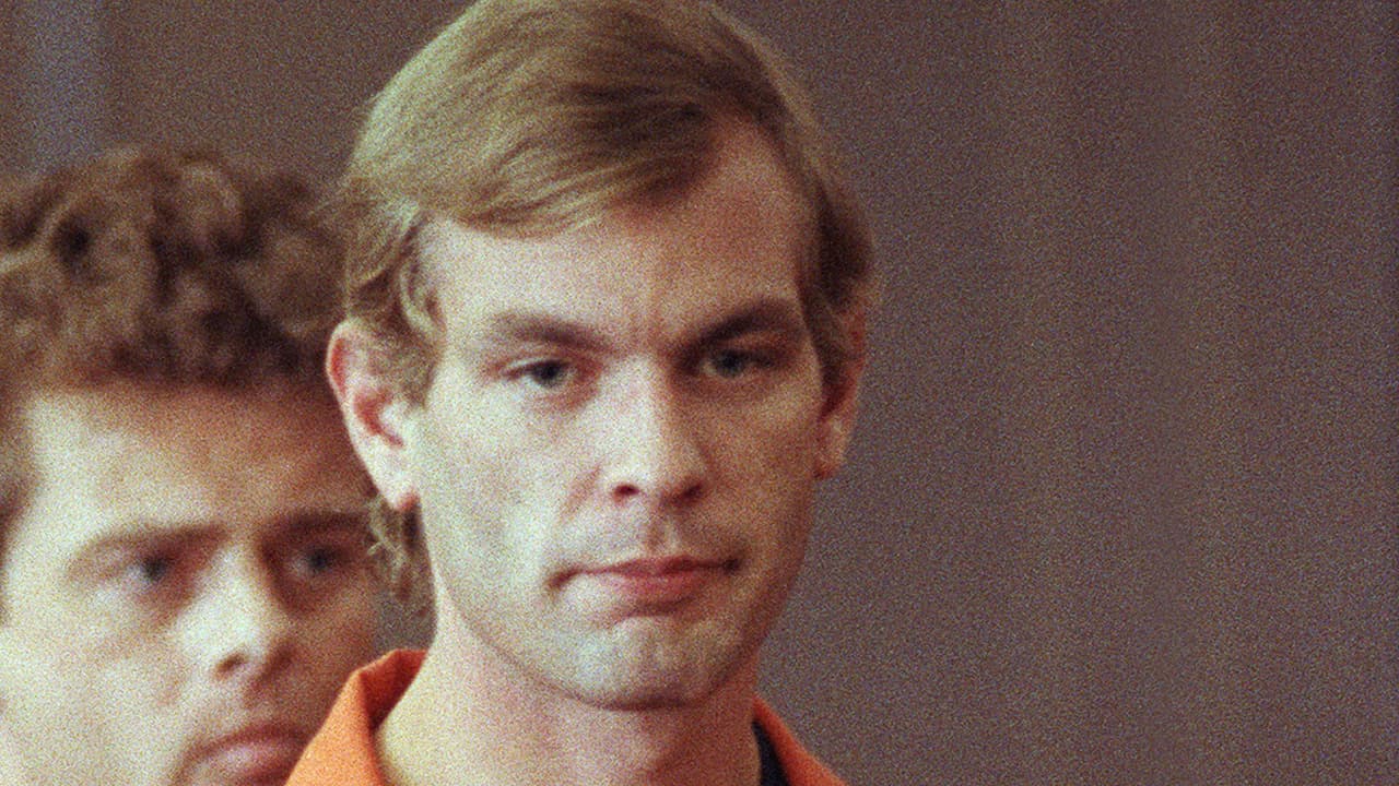 <b>Jeffrey Dahmer</b>, ‘el caníbal de Milwawkee’
<b>.</b> Responsable de la muerte de 17 personas entre 1978 y 1991. Es conocido no solo por la cantidad de personas que asesinó en serie sino por practicar la necrofilia y el canibalismo. Fue sentenciado a 15 cadenas perpetuas consecutivas.
