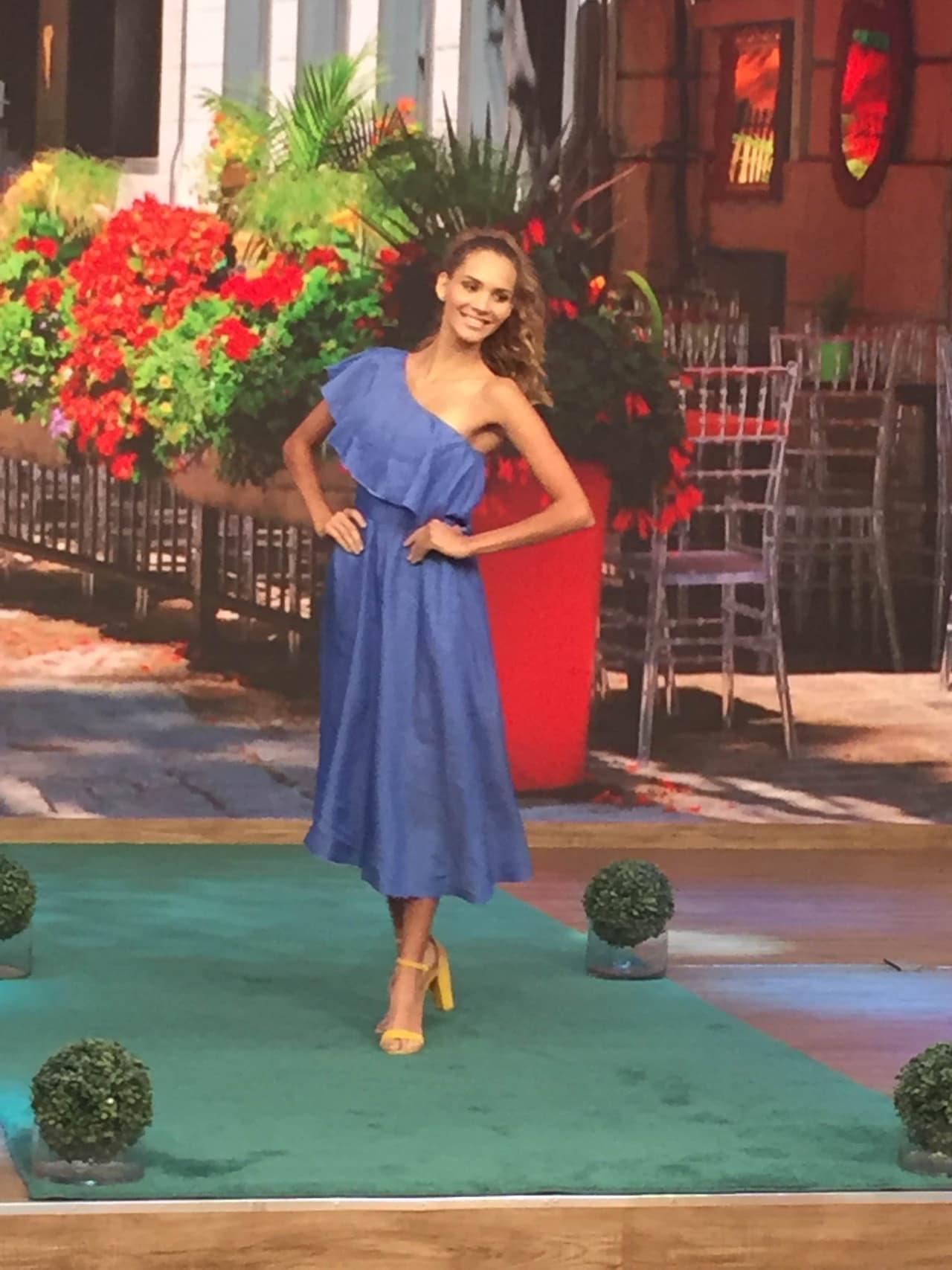 El corte de este vestido es muy recomendable para darle un toque coqueto a nuestro look.