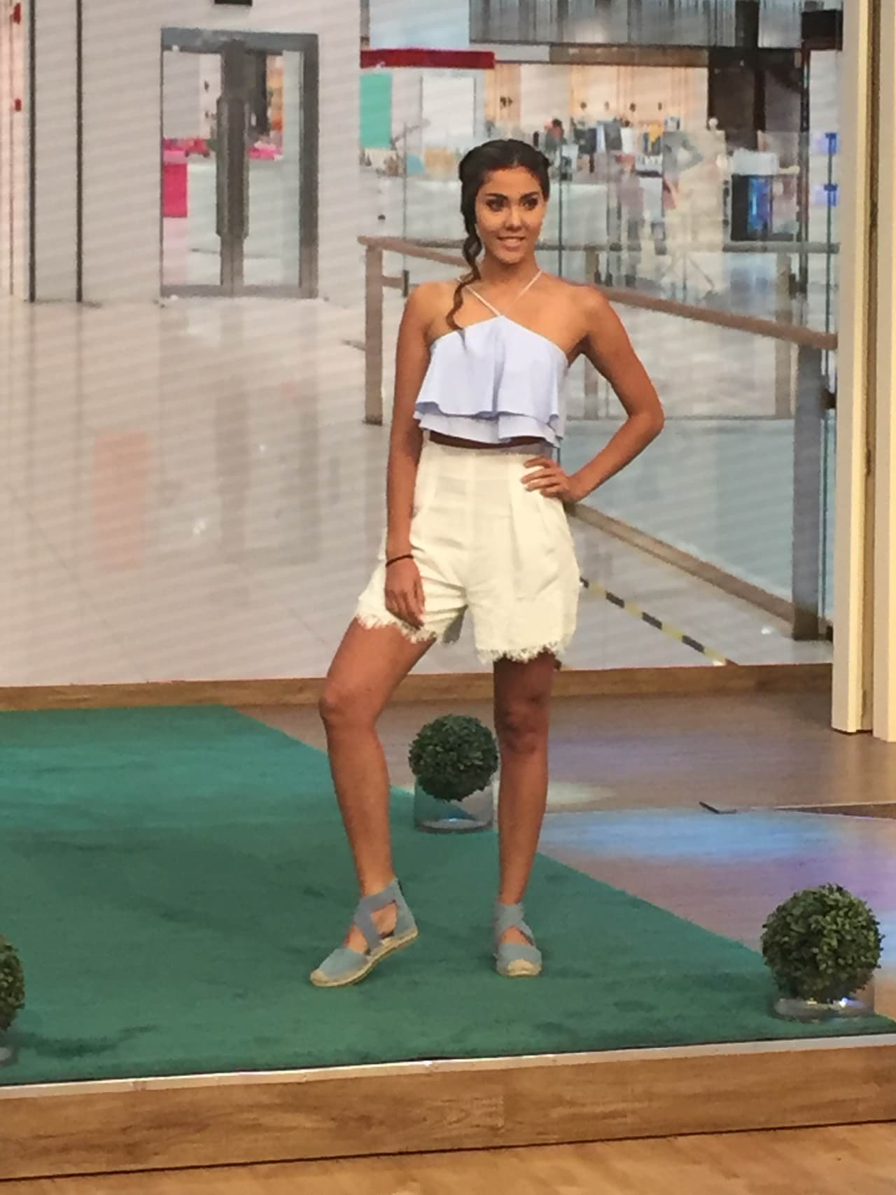 El corte en X y los colores pastel son perfecto para resaltar los hombros.