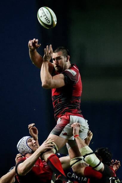 Matt Corker de London Welsh lanza el balón de rugby durante el partido de ida entre Londres y Bristol Welsh Rugby.