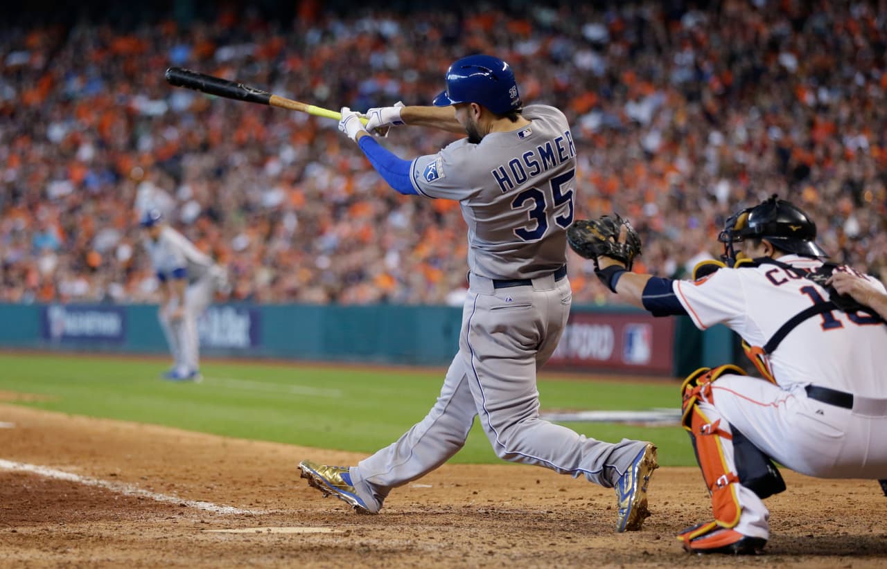 Royals empatan serie gracias a error de Correa