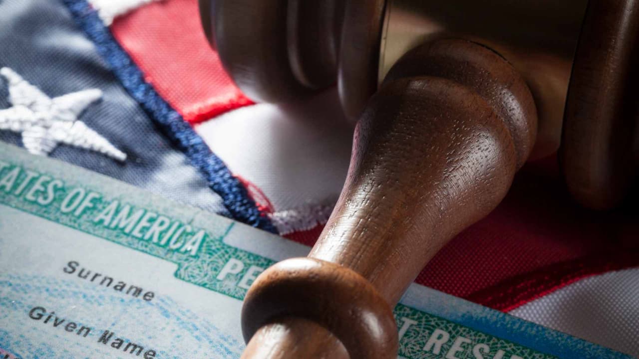 ¿Cómo puede una familia identificar a un abogado de inmigración confiable para evitar estafas?: Te explicamos