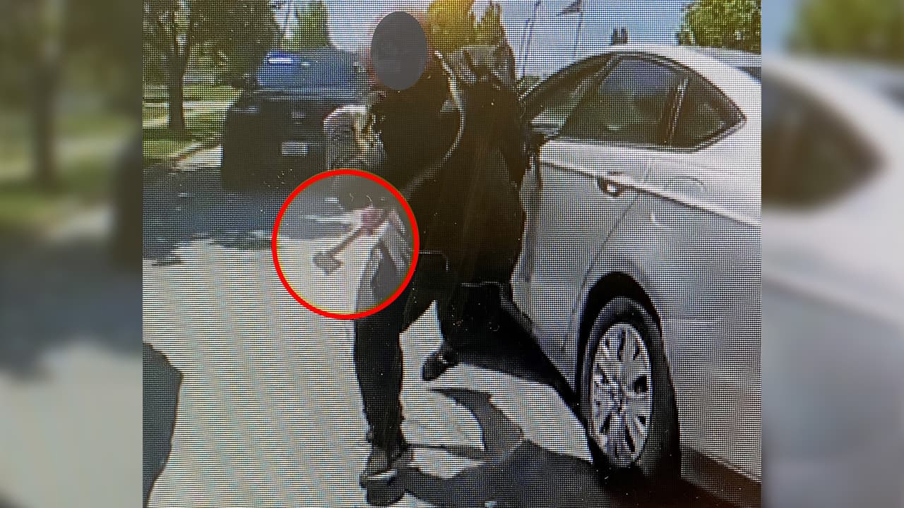 Hombre muere baleado por policía tras atacarlo con un hacha en una parada de tráfico