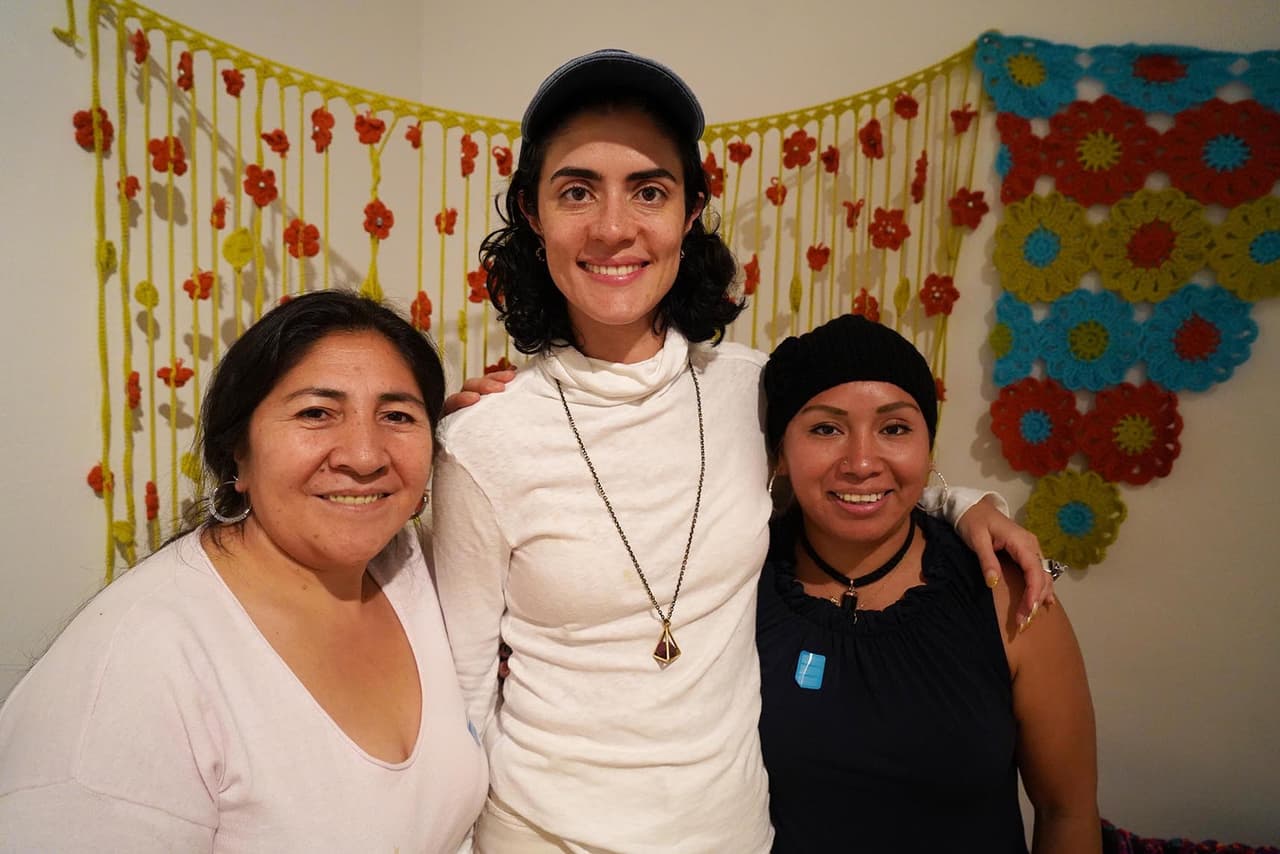 La artista mexicana Pia Camil presenta su más reciente obra.