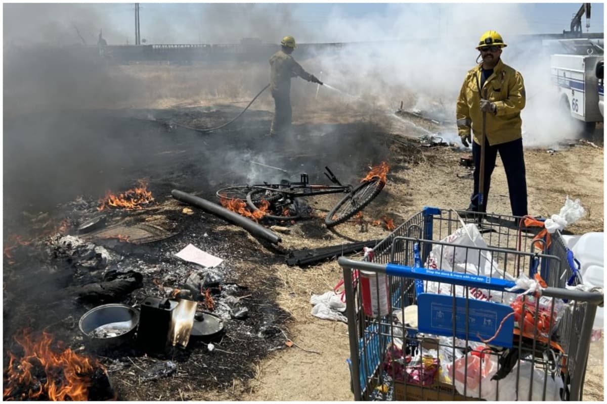 Los bomberos acudieron a un incendio en una vegetación al este de Mohawk St y al sur de Burr St. en Bakersfield.