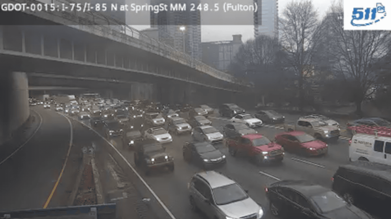 La Policía de Atlanta confirmó a 
<i>WSB-TV </i>que un peatón fue arrollado por un vehículo. La víctima fue declarado muerto en la escena.