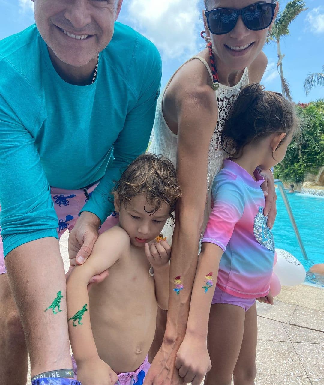 Alan Tacher y su familia gozaron de tardes libres bajo el sol y sellaron su gran amor con divertidos tatuajes de dinosaurios y sirenas.