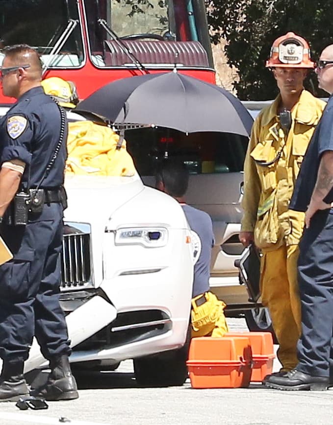 Aquí los paramédicos auxiliando a la mamá de las Kardashian.