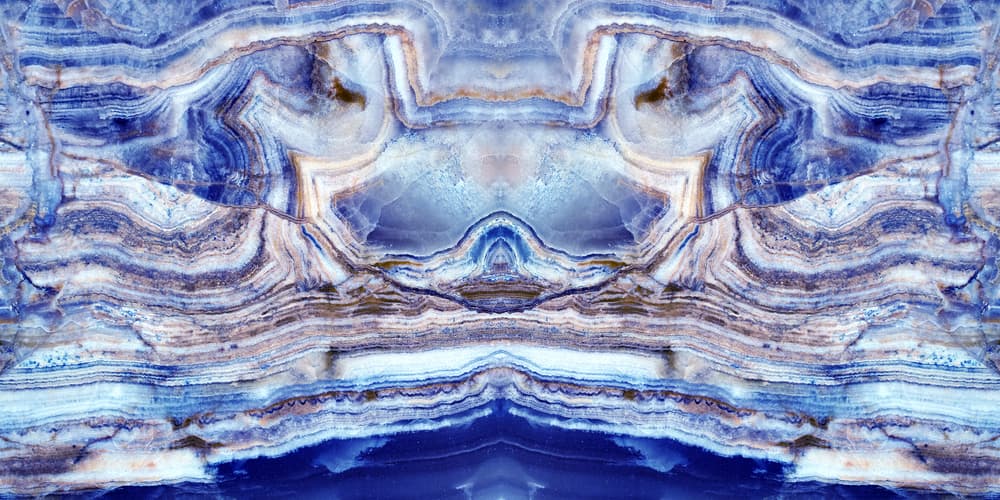 El ónix absorberá como en un agujero negro cualquier energía negativa que esté dentro nuestro o que llegue a nosotros desde afuera, en forma de ataques de negatividad, malas vibras o en momentos que nos causen estrés, dolores o confusión física y mental.