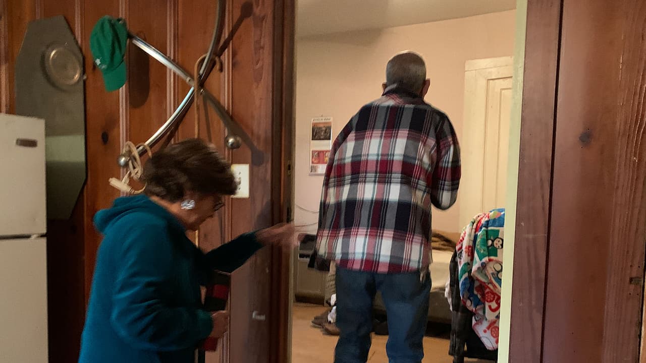 Tiene aproximadamente 20 años vendiendo sus productos en las calles de East End y dice que gana unos 40 dólares diarios.