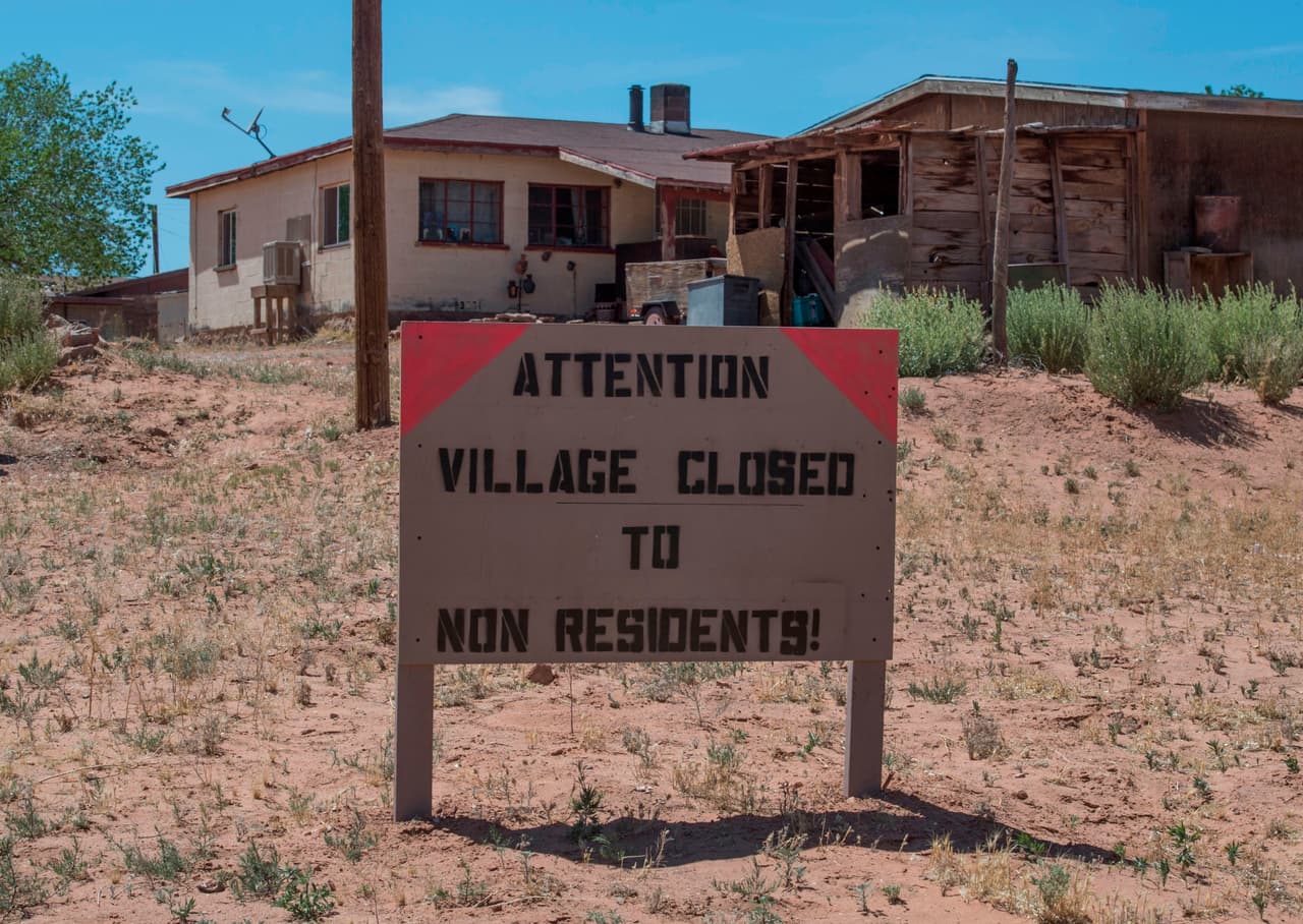 Un letrero que advierte a los no residentes que permanezcan fuera en la ciudad de Tuba City, Nación Navajo, durante el toque de queda de 57 horas, impuesto para tratar de detener la propagación del virus Covid-19 a través de la Nación Navajo. El retraso en la entrega de ayuda vital para el coronavirus a las tribus nativas americanas incrementaron los conragios, dijo el presidente de la Nación Navajo.