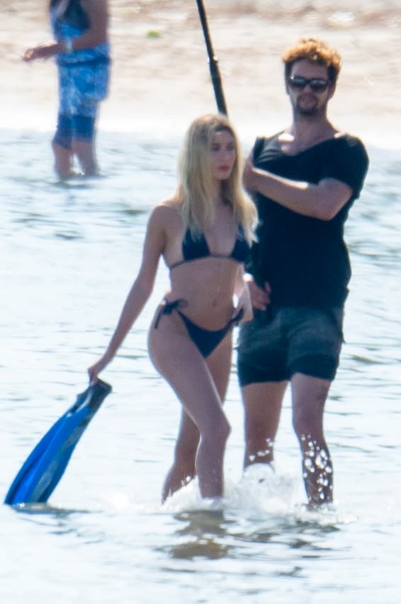 Mientras tanto, Baldwin continuó en la playa modelando las distintas prendas dejando ver su figura en un día soleado.
<br>