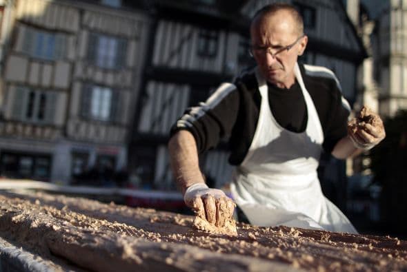 En la ciudad Francesa de Vernon, crearon el tradicional postre "Tronco de Navidad" más grande del mundo, midió 1.4 kilómetros.
