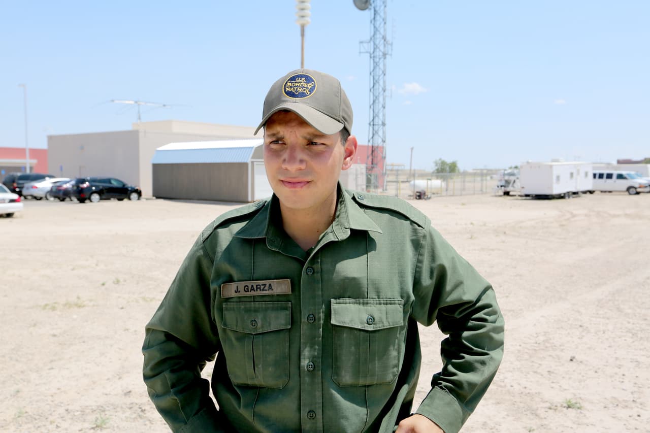 <b>Un inmigrante legal a la búsqueda de los indocumentados.</b> Jesús Garza, de 27 años, llegó hace menos de una década a Estados Unidos y logró la ciudadanía hace menos de un año. "El día que me animé a aplicar fue cuando recibí mi ciudadanía. Ya no había un obstáculo que me impidiera unirme a la Patrulla Fronteriza", dice este estudiante a punto de graduarse.