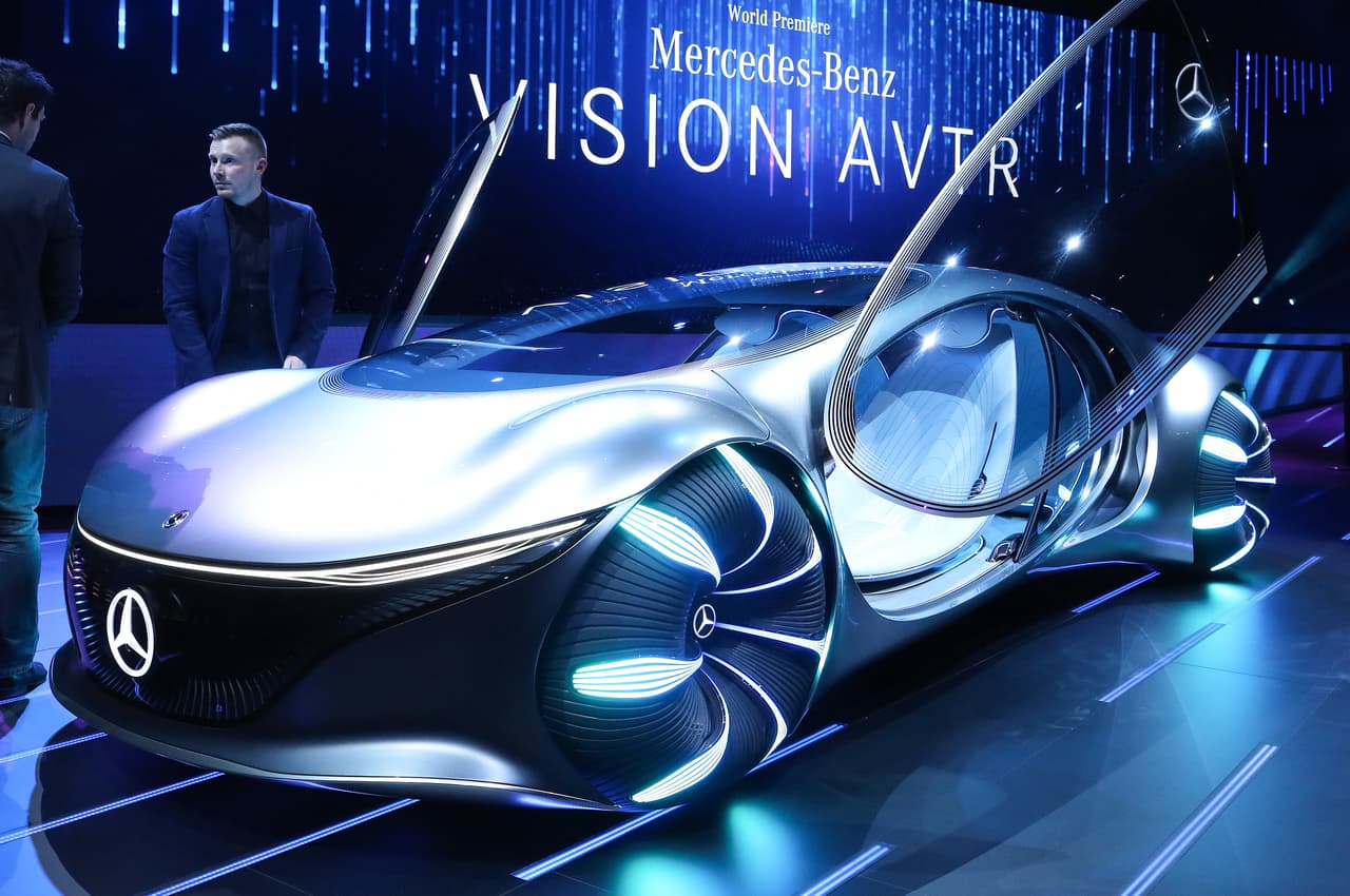 <b>Un auto de ciencia ficción que se funde con el conductor.</b> El Mercedes-Benz Vision AVTR es el resultado de la asociación entre la automotriz alemana y James Cameron, creador de la película Avatar. El auto está diseñado para detectar el pulso del conductor y sentir su respiración,“para crear una relación simbiótica entre el pasajero y el vehículo".