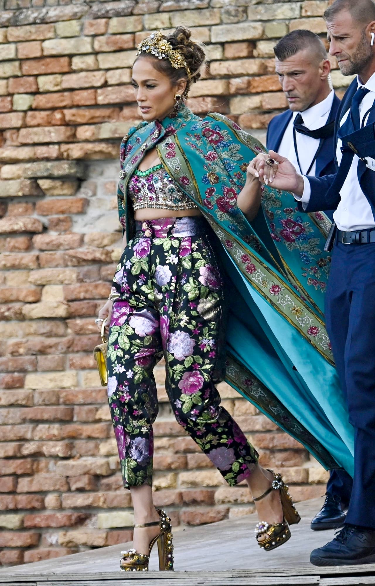 <b>Pasarela Dolce & Gabbana 2021</b>
<br>En agosto de 2021, la marca italiana llevó a cabo una pasarela en Venecia, a la cual 
<a href="https://www.univision.com/deportes/jennifer-lopez-y-ben-affleck-enloquecen-a-venecia-fotos">la actriz</a> acudió con un conjunto de la firma, conformado por pantalones, top y capa con estampados floreados y una corona dorada.