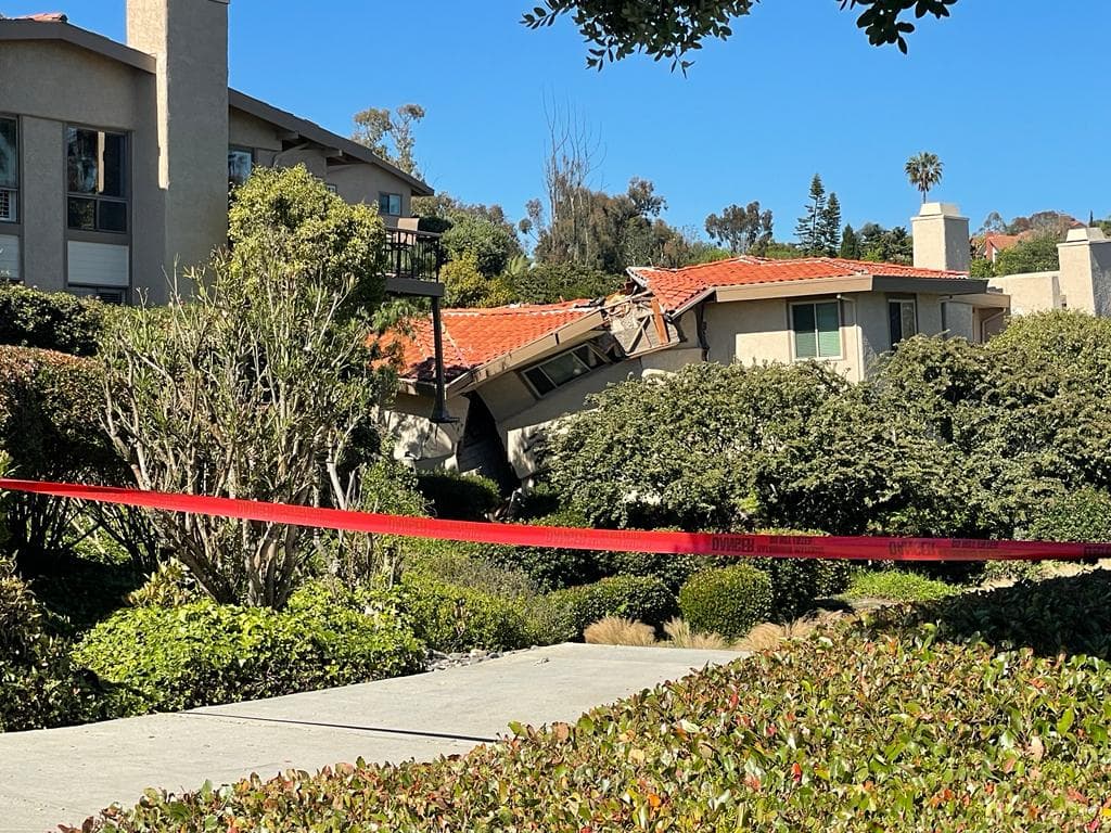 Esa cinta roja impide el paso a 12 viviendas que poco a poco desaparecen en 
<b>Peartree Lane</b>, en la ciudad de 
<b>Rolling Hills Estate</b>, del condado de Los Ángeles.