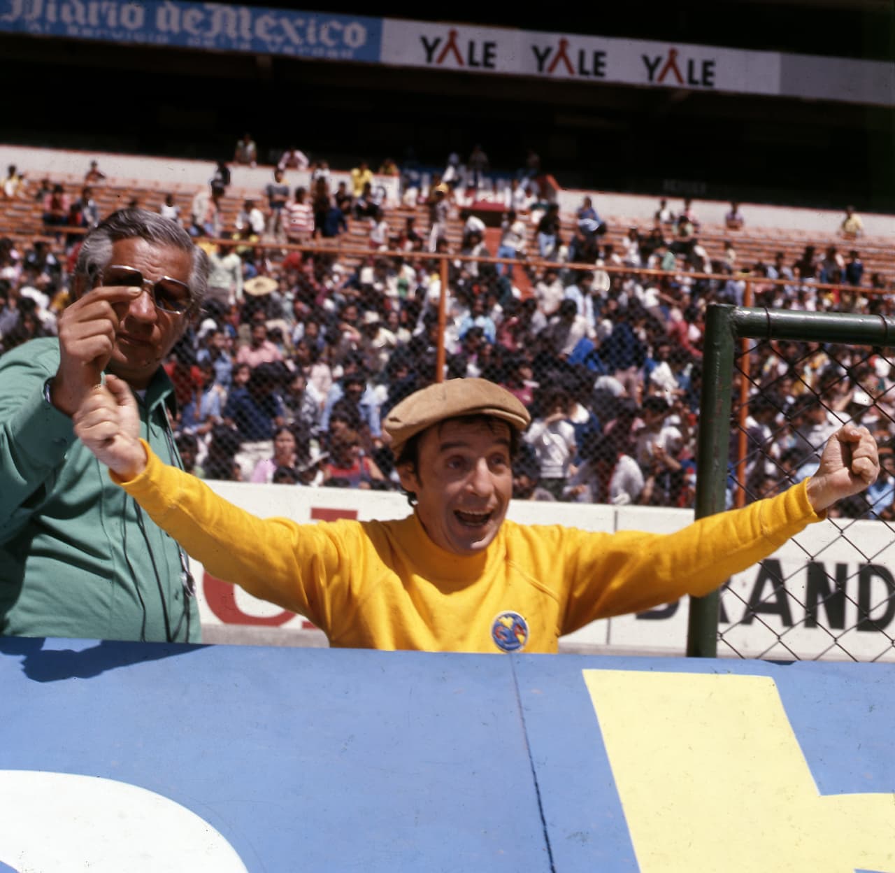 El personaje interpretado por Chespirito, en donde viste los colores del América, se hizo famoso en México ya tamabién le dio la vuelta al mundo.