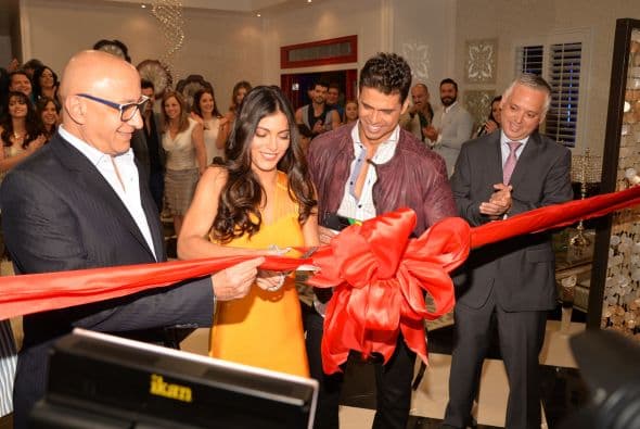 "Voltea Pa' Que Te Enamores" comenzó las grabaciones con el tradicional claquetazo. Esta nueva telenovela contará con las actuaciones de Pedro Moreno, María Elena Dávila, Cristina Bernal, Frances Ondiviela, Cecilia Gabriel, Harry Geithner, Fernando Carrera, Roberto Matheus, Victor Cámara, Lupita Ferrer, Eduardo Serrano, William Valdez, Nastasha Dominguez, Maite Embil, Adrian Di Monti, Mariet Rodriguez, Mijail Mulkay, Ariel López Padilla, Mauricio Mejías, y Alfredo Huereca.