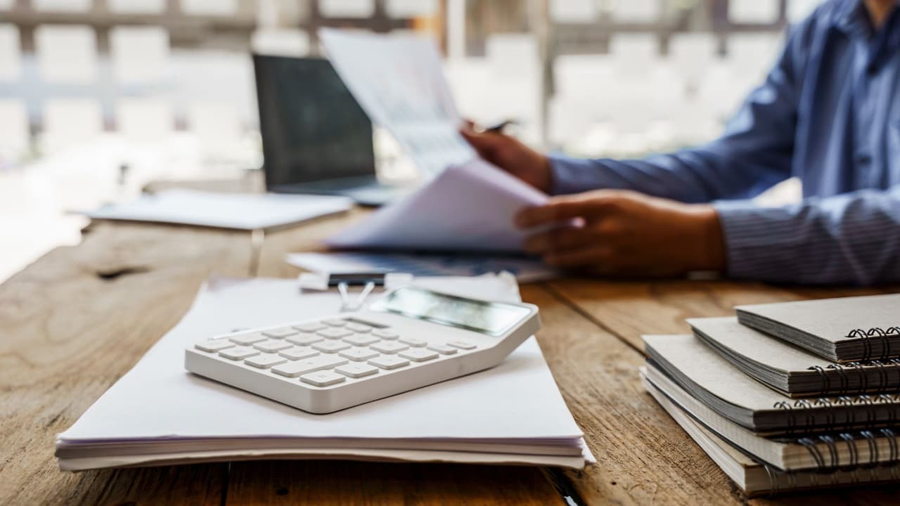 <h3 class="cms-H3-H3">Qué es el PTIN y por qué es obligatorio</h3> El PTIN es 
<b>el número de identificación del preparador de impuestos ante el IRS</b>. 
<br>Toda persona que 
<b>prepare o ayude a preparar declaraciones o reclamos de reembolso</b> por compensación debe tenerlo vigente e incluirlo en cada formulario que presente. 
<br>
<b>💡 Ejemplo simple:</b> Si un preparador cobra por hacer la declaración de una familia, su PTIN debe aparecer en esa declaración, sin excepción.