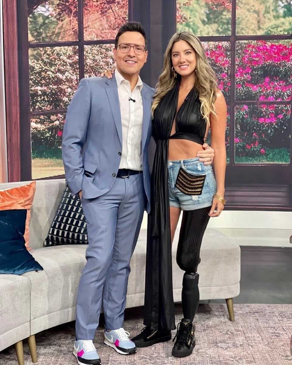 Los presentadores y colaboradores no dudaron en tomarse la foto del recuerdo al ser la primera vez que la exreina de belleza colombiana pisaba el foro de Despierta América, pero sobre todo porque se trata de una de las personas que les causa inspiración.