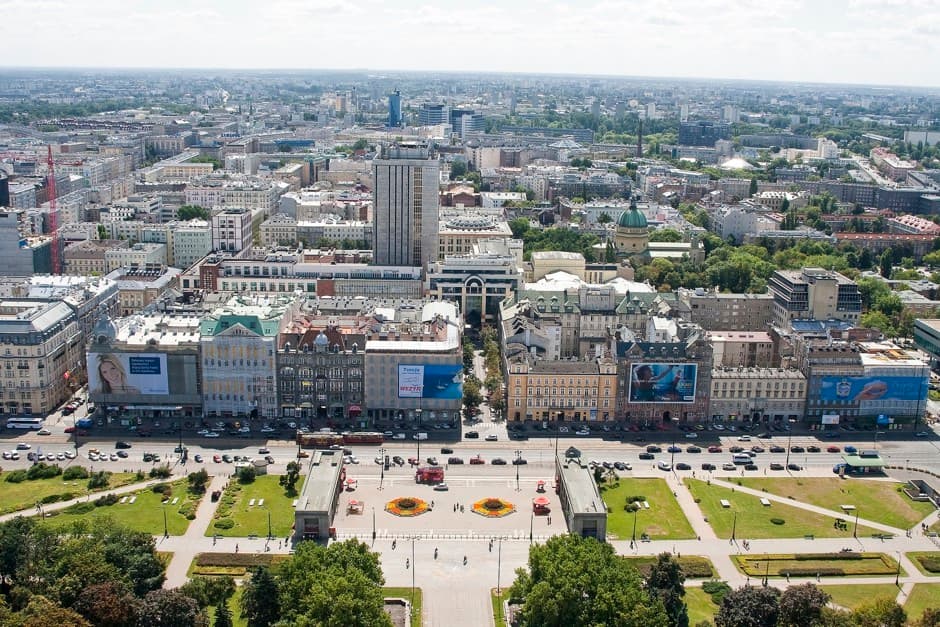 Para la reconstrucción,
<b> </b>
<a href="https://www.theguardian.com/cities/2016/apr/22/story-cities-warsaw-rebuilt-18th-century-paintings">de acuerdo a <i>The Guardian</i></a>, Varsovia se valió irónicamente de sus ruinas. La ciudad transformó algunos de sus restos en ladrillos, y cuando estos no bastaron, importaron materiales de otras ciudades asoladas. Así, para levantar la ciudad e intentar devolverle su pasado y su gloria, volvieron a la obra del famoso pintor veneciano 
<a href="https://www.zamek-krolewski.pl/en/import_new/paintings-of-Bernard-Bellotto-called-Canaletto">Bernardo Bellotto</a>, quien había registrado con exquisita precisión el paisaje varsoviano en sus cuadros para el rey de Polonia.