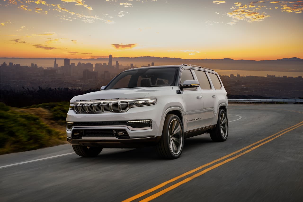 Su diseño exterior es elegante y moderno. Al frente sobresale su nueva interpretación de la parrilla, característica de Jeep, envuelta en un atractivo juego de luces LED.