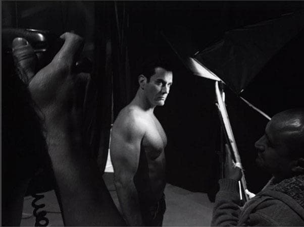 Ganó el segundo lugar en el concurso de belleza Manhunt International en el año 2000.