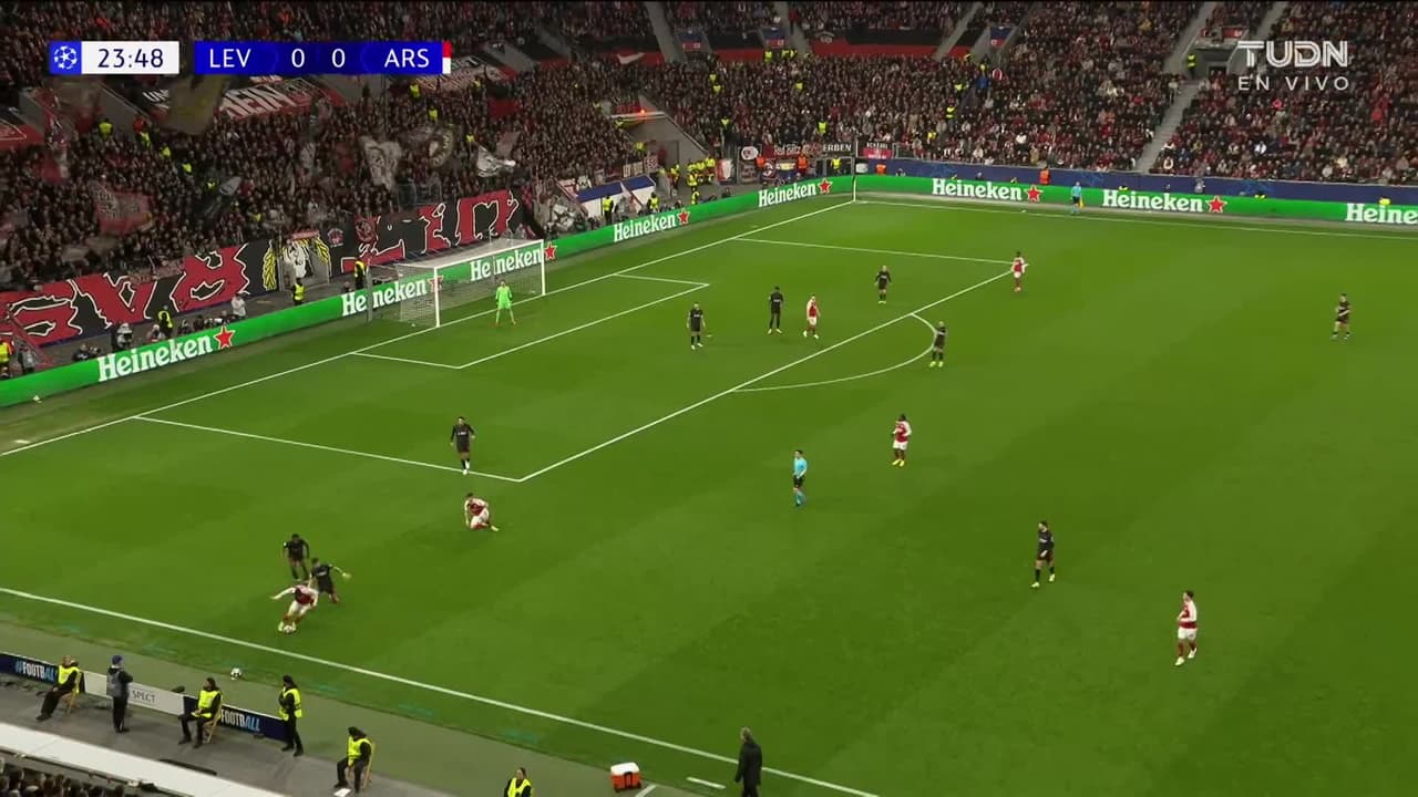 ¡TIRO ATAJADO! disparo por Piero Hincapié.