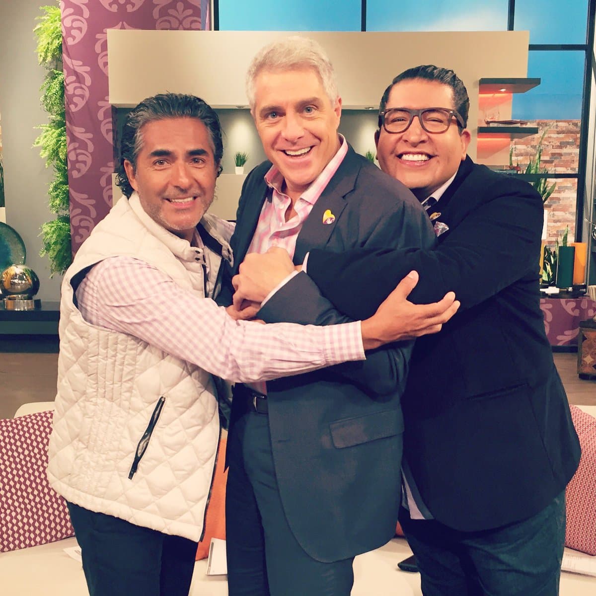 ¡Bolita, bolita! Ay pero cuánto amor existe entre Raúl Araiza, Lisardo y Alex Kaffie.