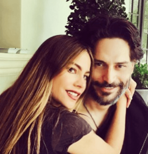 Este hombre le produce las sonrisas más sexys y los ángulos más provocadores.