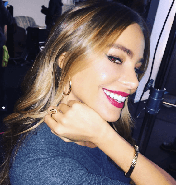 Esa sonrisa sexy y esos labios rojos, son una cosa así como su arma más letal. Todos los caballeros caen rendidos ante una mujer con sus encantos.