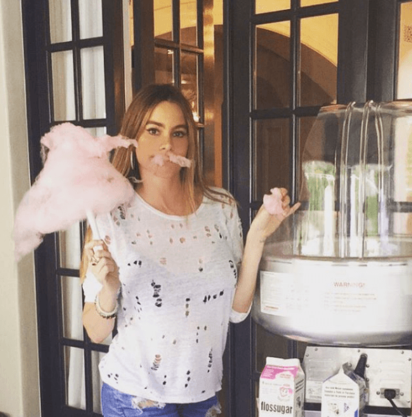 ¿Bigotes de azucar? Ella se vuelve súper divertida con las cosas dulces, sus ojitos se ponen tiernos y como los de una niña juguetona.