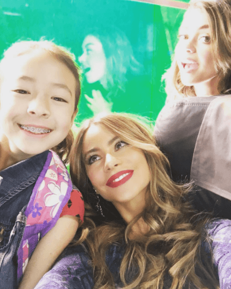 Ella tiene una mirada de impacto y que siempre deja claro el momento emocional por el que está cruzando. Ya sea como una tierna entre bebés.