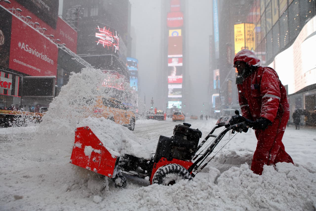 El Departamento de Saneamiento busca paleadores nieve para que trabajen después de fuertes nevadas para retirar la nieve y el hielo en toda la ciudad de zonas como las paradas de autobús, los pasos peatonales y las bocas de incendio.